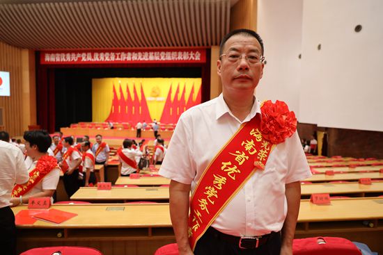 劉書記獲獎(jiǎng)_副本.jpg 劉書記獲獎(jiǎng)_副本.jpg